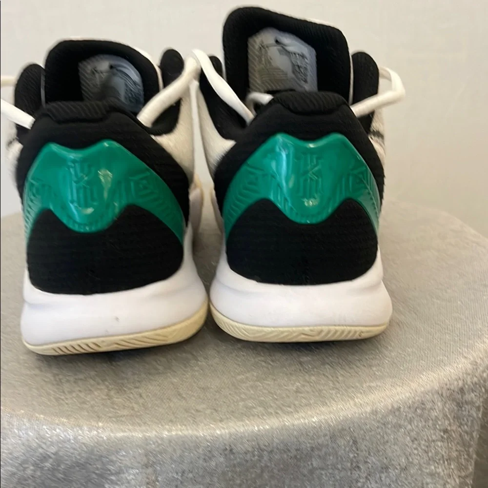 Nike Kyrie Flytrap Basketball Shoes Youth Size 3Y US –– White/Black/Green(D5)✨